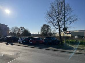 Provisorischer Parkstreifen am Straßenrand