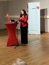 Vorsitzende Sarah Al Rachid bei der Begrüßung