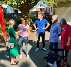 Natalie Pawlik im Dialog: Besuch beim Wochenmarkt Klein-Karben am 19. Juli