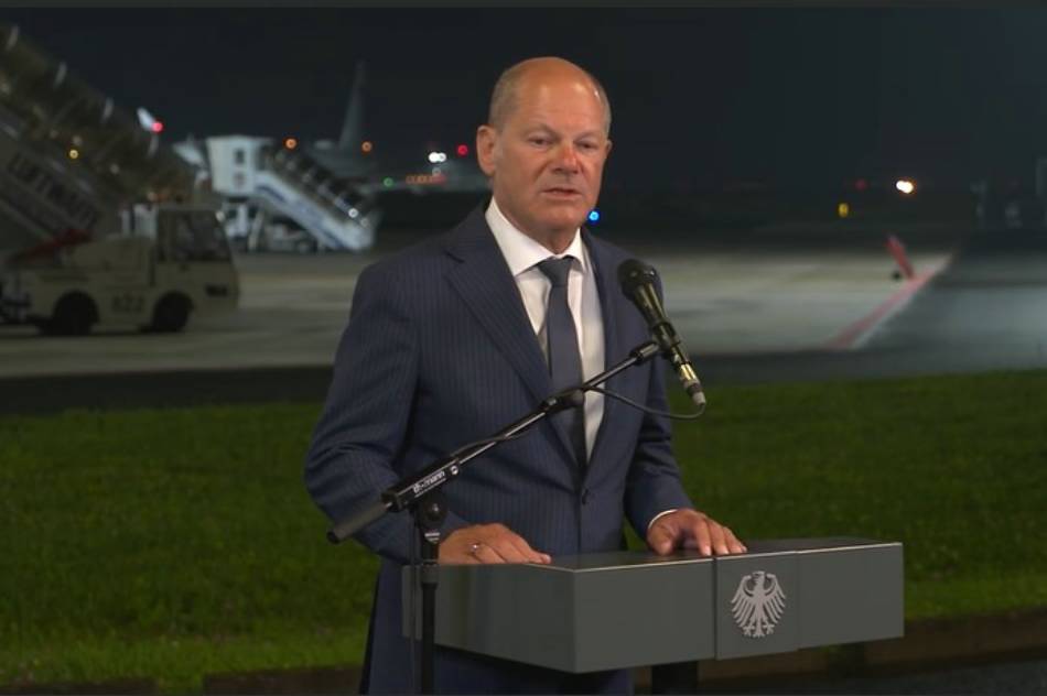 Bundeskanzler Olaf Scholz auf dem Fllughafen Köln-Bonn