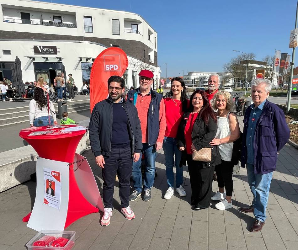 Infostand Neue Mitte , v.l.: Kaweh Mansoori, Thomas Görlich, Anja Singer, Angela Hermanns-Georgis Ludwig Gresch, Elisabeth Tutus, Milos Dotlic